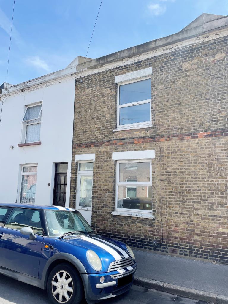 Lot: 2 - MID-TERRACE HOUSE -